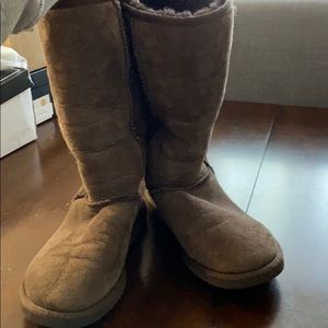 Women’s chocolate tall Uggs. Size 6.